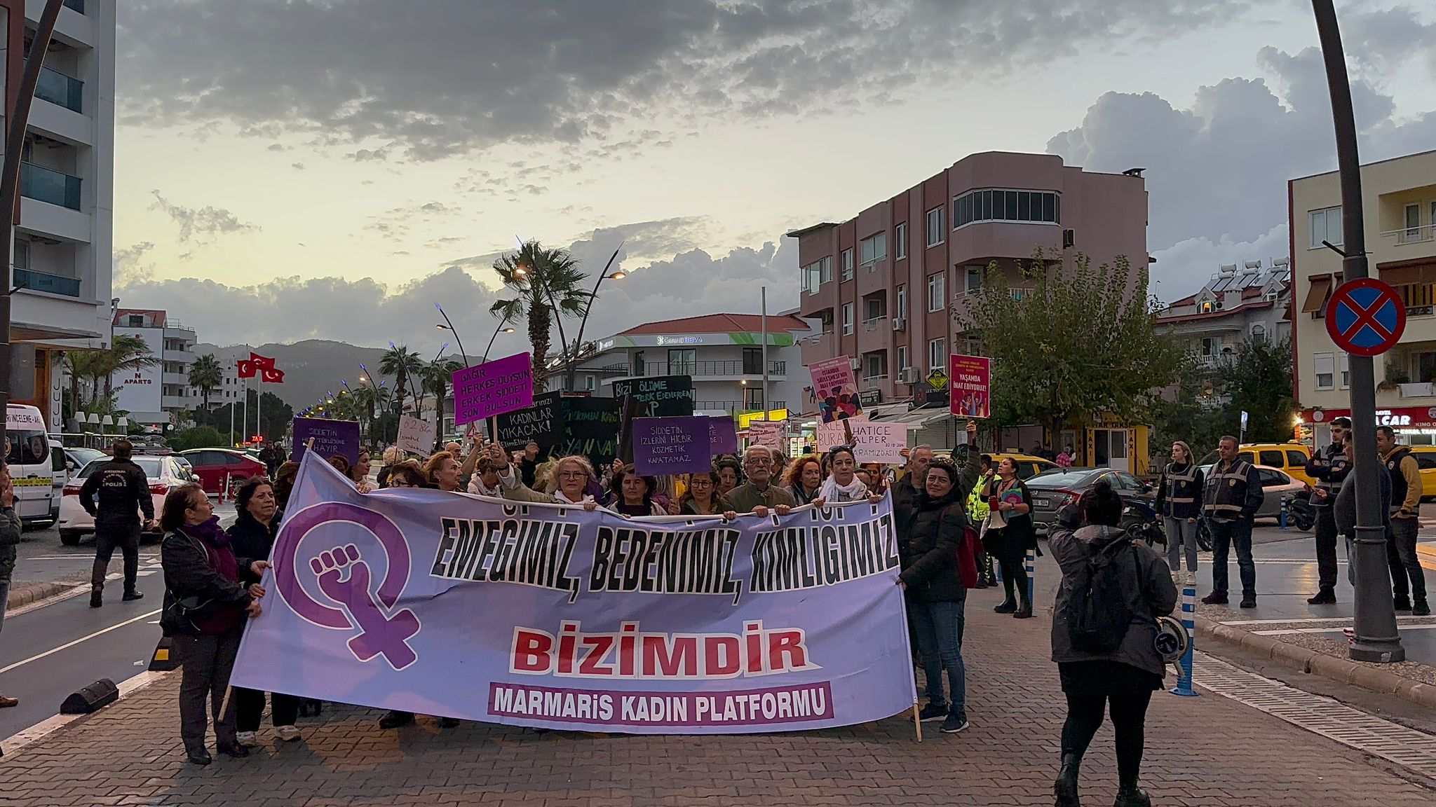 MARMARİS’TE KADINLAR 'KADINA YÖNELİK ŞİDDETE KARŞI' YÜRÜDÜ