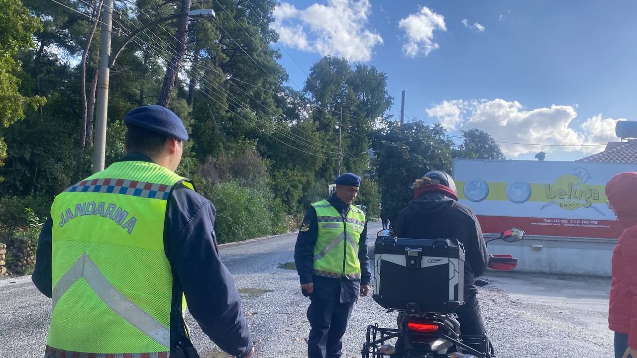 JANDARMA TRAFİK DENETİMLERİNE HIZ KESMEDEN DEVAM EDİYOR