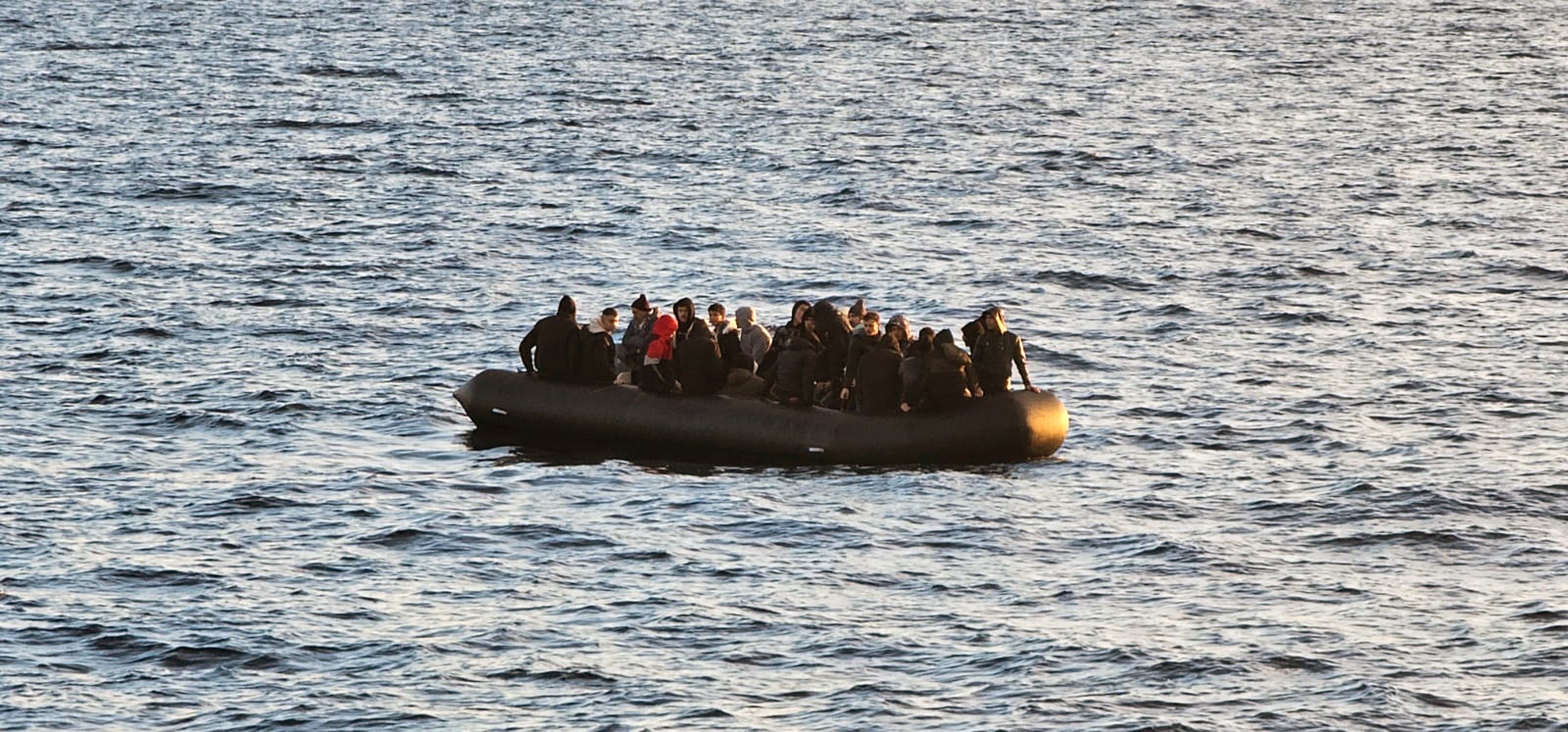 DATÇA'DA 39 DÜZENSİZ GÖÇMEN BATMAKTAN KURTARILDI