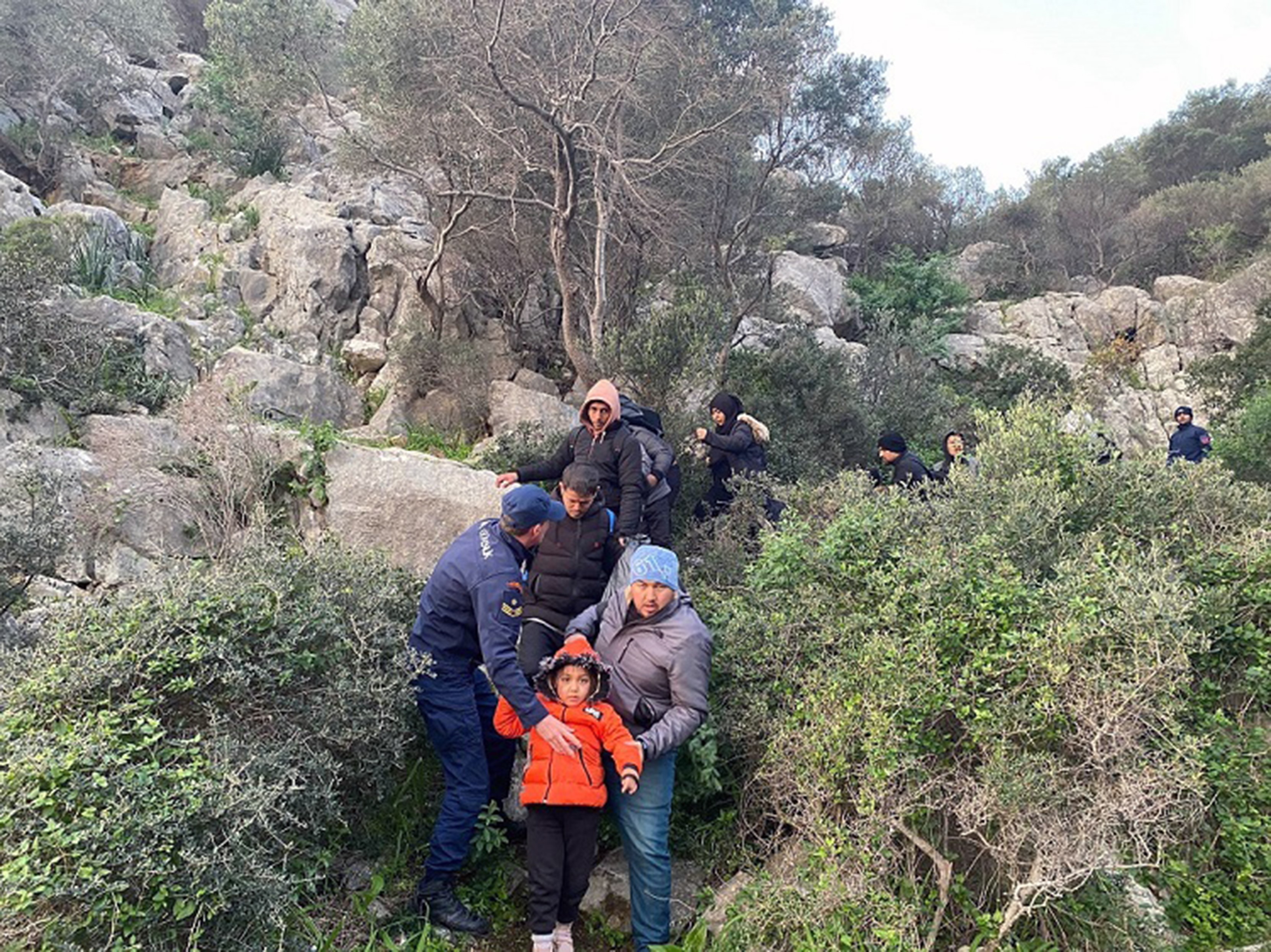 ÇOCUKLARI İLE KAÇIŞ HAZIRLIĞINDA OLAN MÜLTECİLER YAKALANDI