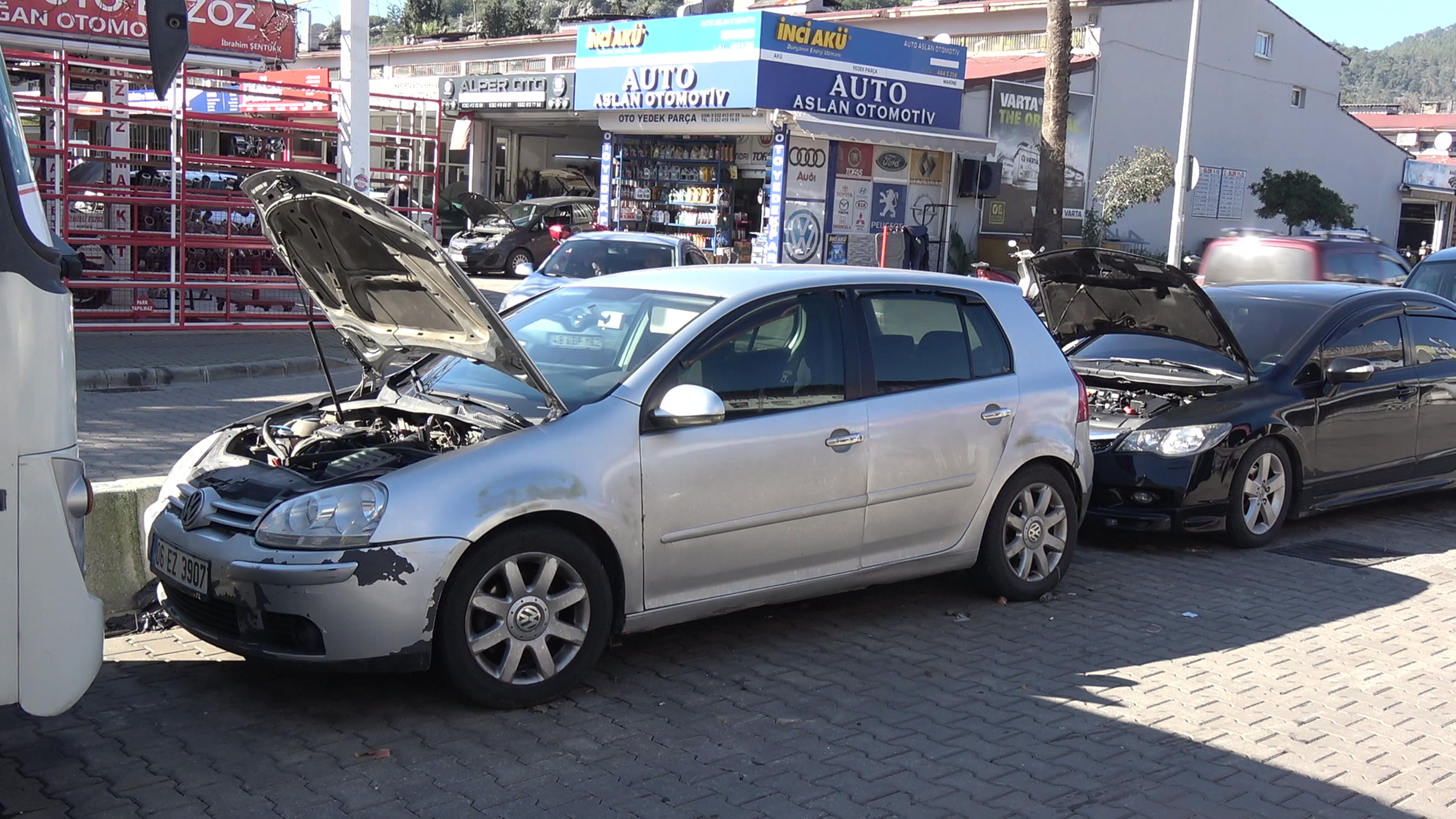 MARMARİS'TE YAĞIŞTA HASAR GÖREN ARAÇLAR SANAYİYE AKIN ETTİ