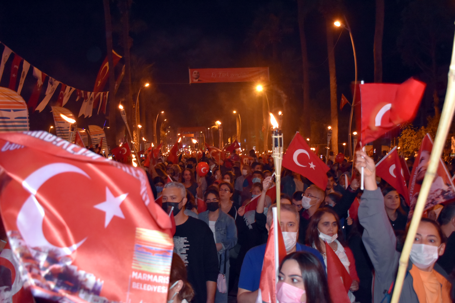 On bin kişi fener alayına katıldı Onur Akın ile coştu