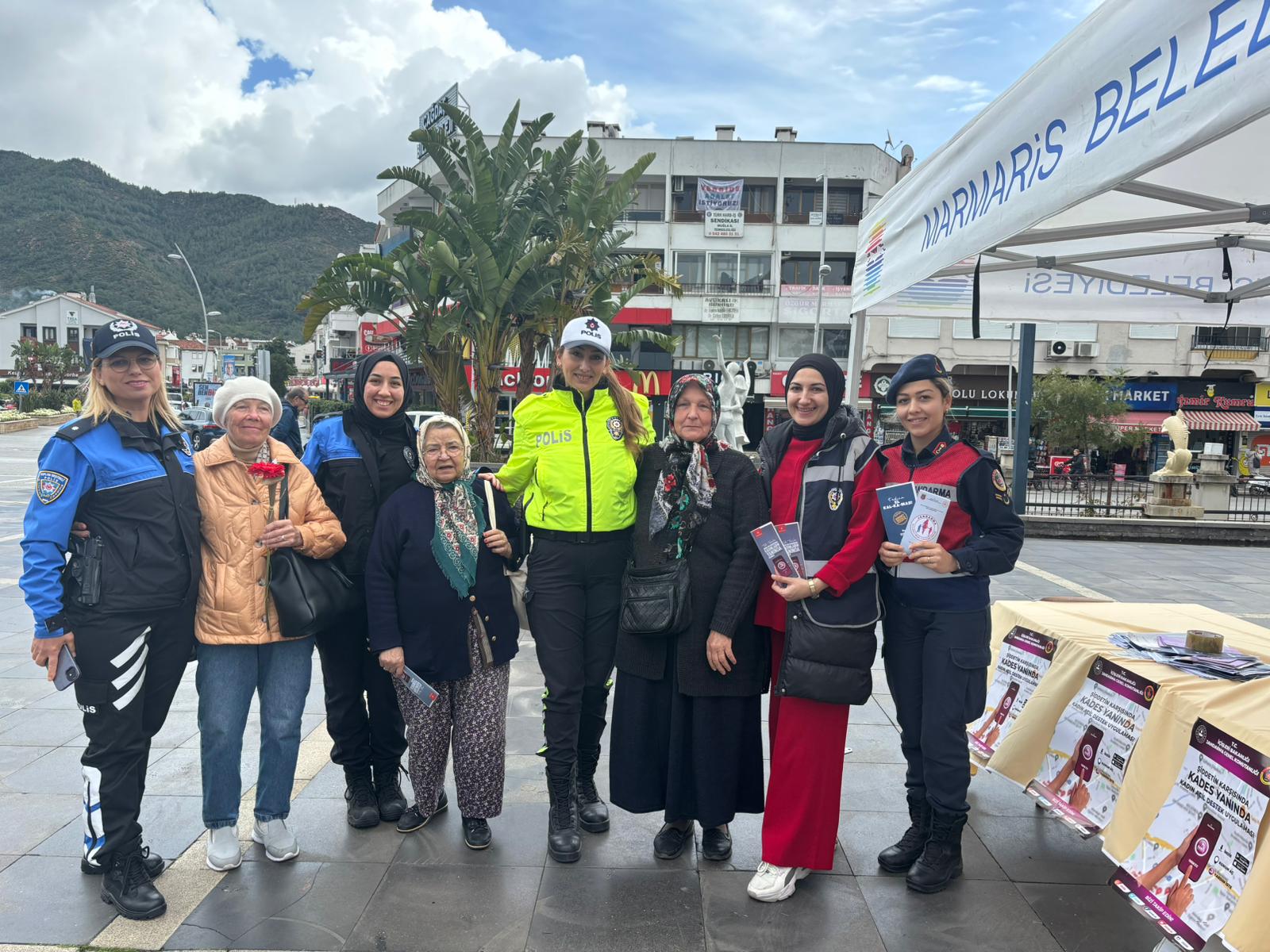 MARMARİS POLİS VE JANDARMASINDAN KADINLAR GÜNÜNE ÖZEL ETKİNLİK