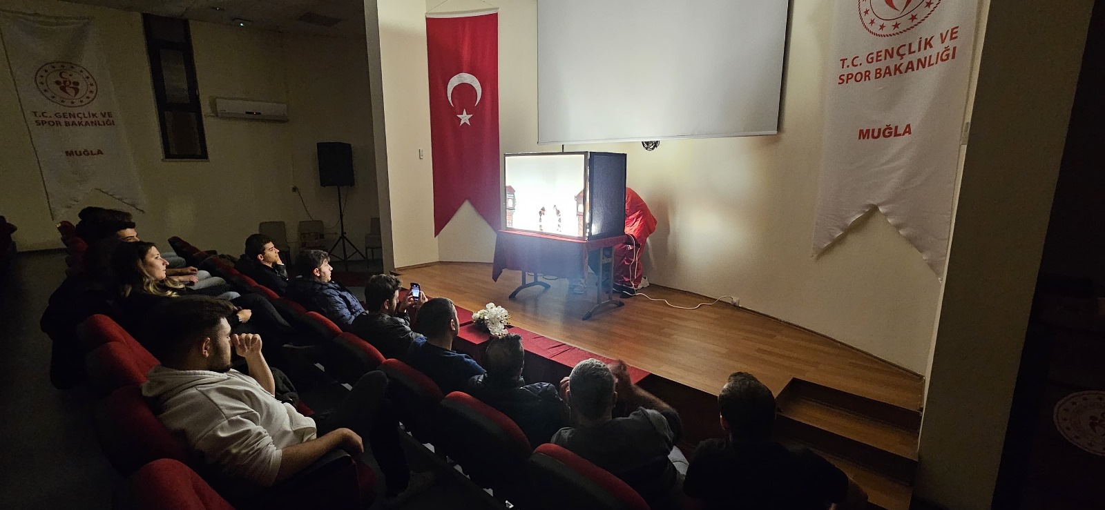 MUĞLA ERKEK YURDUNDA KARAGÖZ HACİVAT AŞUK İLE MAŞUK SERGİLENDİ