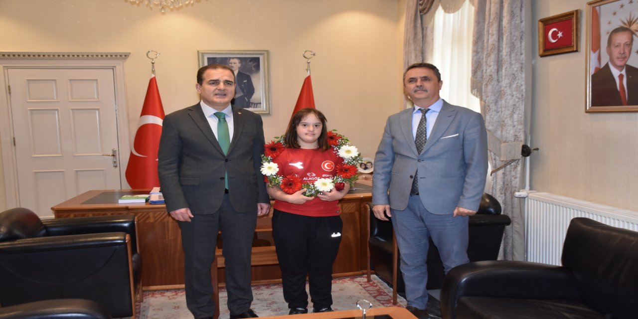 DÜNYA İKİNCİSİ VE ÜÇÜNCÜSÜ OLAN MİLLİ YÜZÜCÜ ELİF ORAN TEBRİK İLE KARŞILANDI