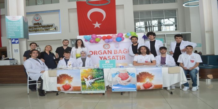 TIP FAKÜLTESİ ÖĞRENCİLERİ ORGAN BAĞIŞI İÇİN STANT KURDU