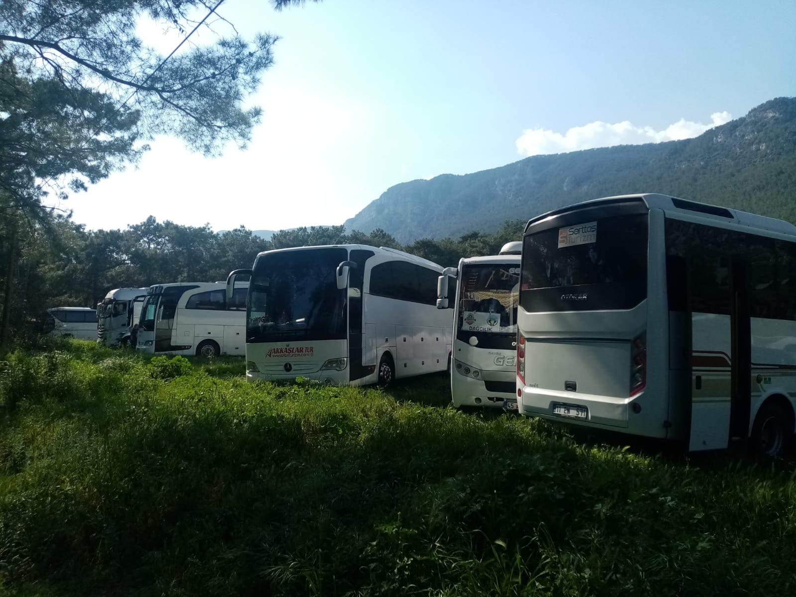 Akyaka’da Jandarma sahile inen yolu kapadı