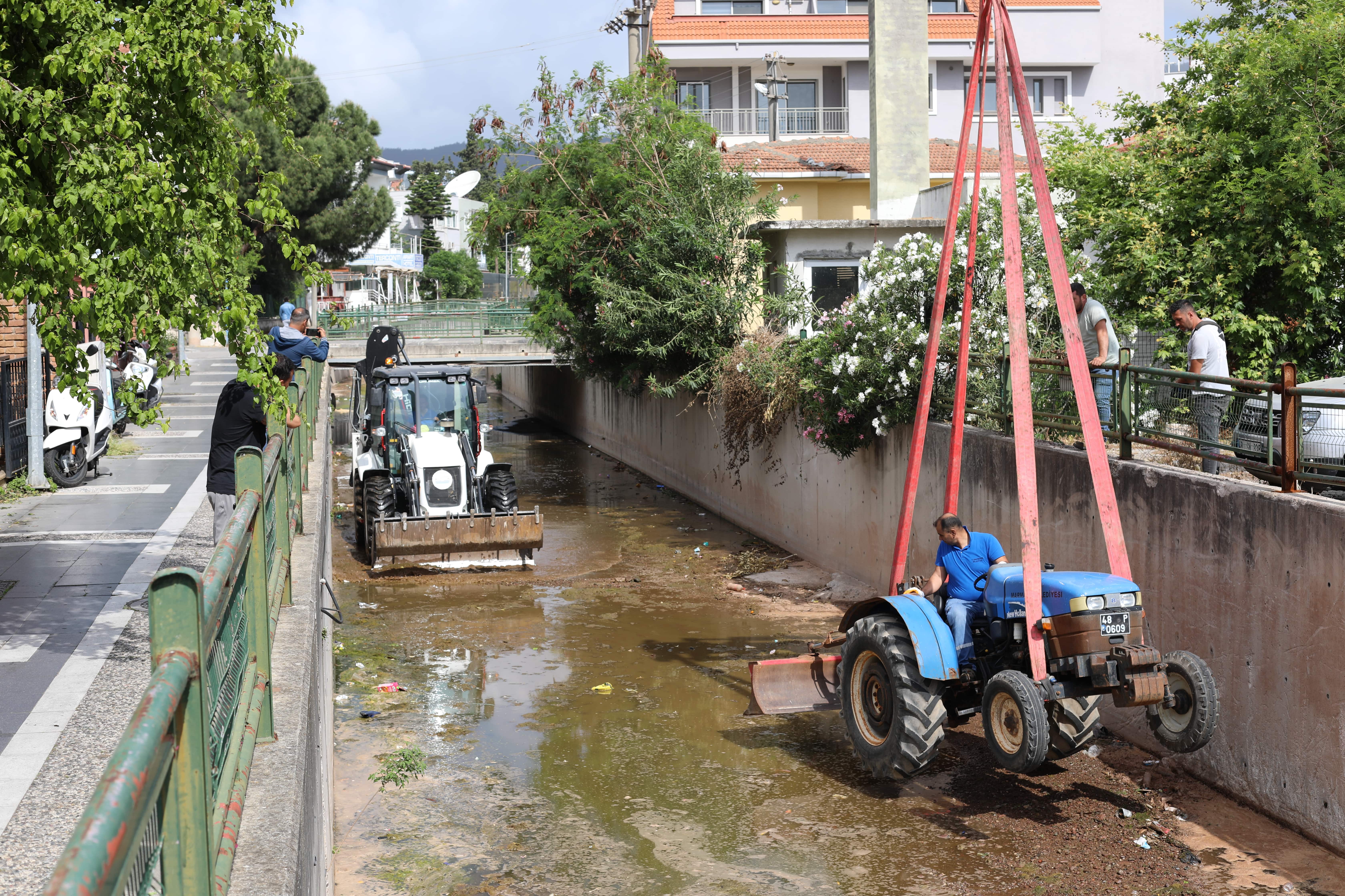 Belediye ekipleri dere temizliklerine başladı