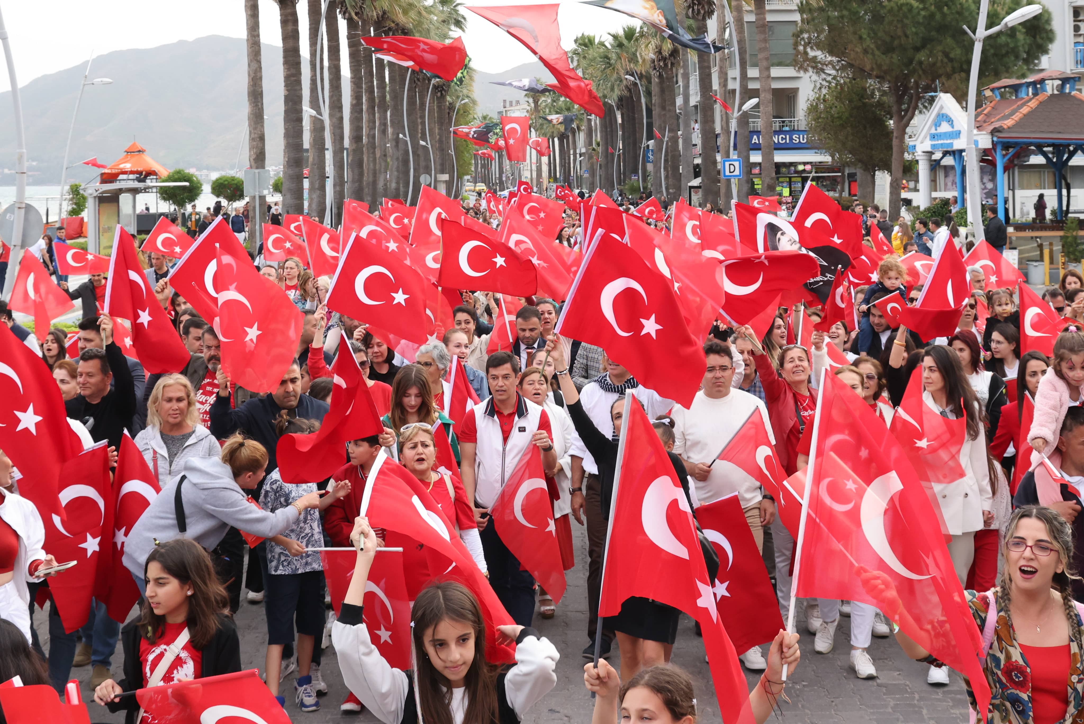 23 NİSAN KORTEJİNDE 104. YIL COŞKUSU