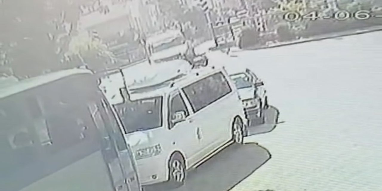 Motor ile otomobilin çarpışma anı güvenlik kameralarına yansıdı