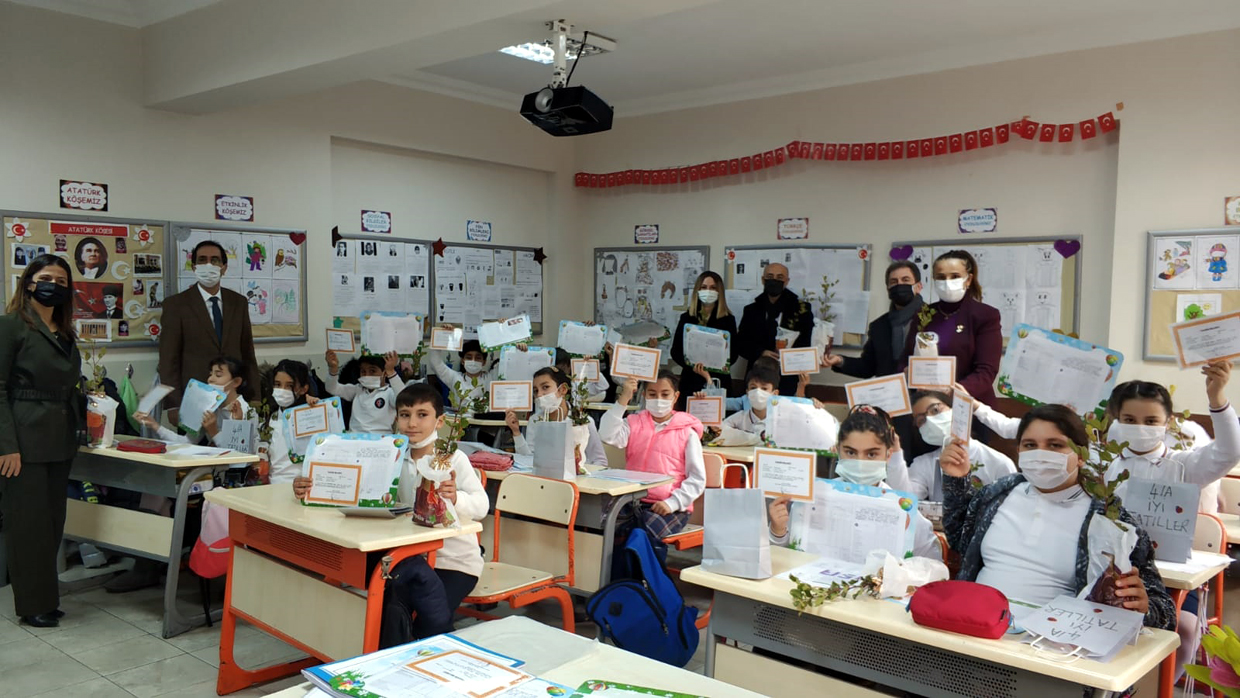 MARMARİS'TE ÖĞRENCİLERİN KARNE SEVİNCİ