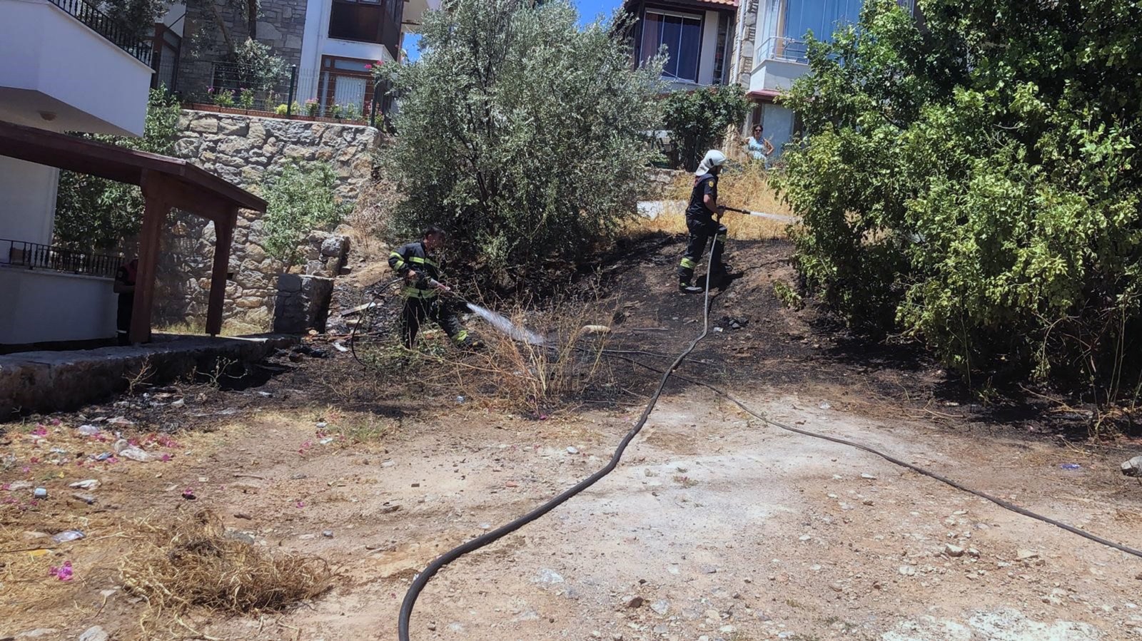 Datça'da mahalle arasında çıkan yangın söndürüldü