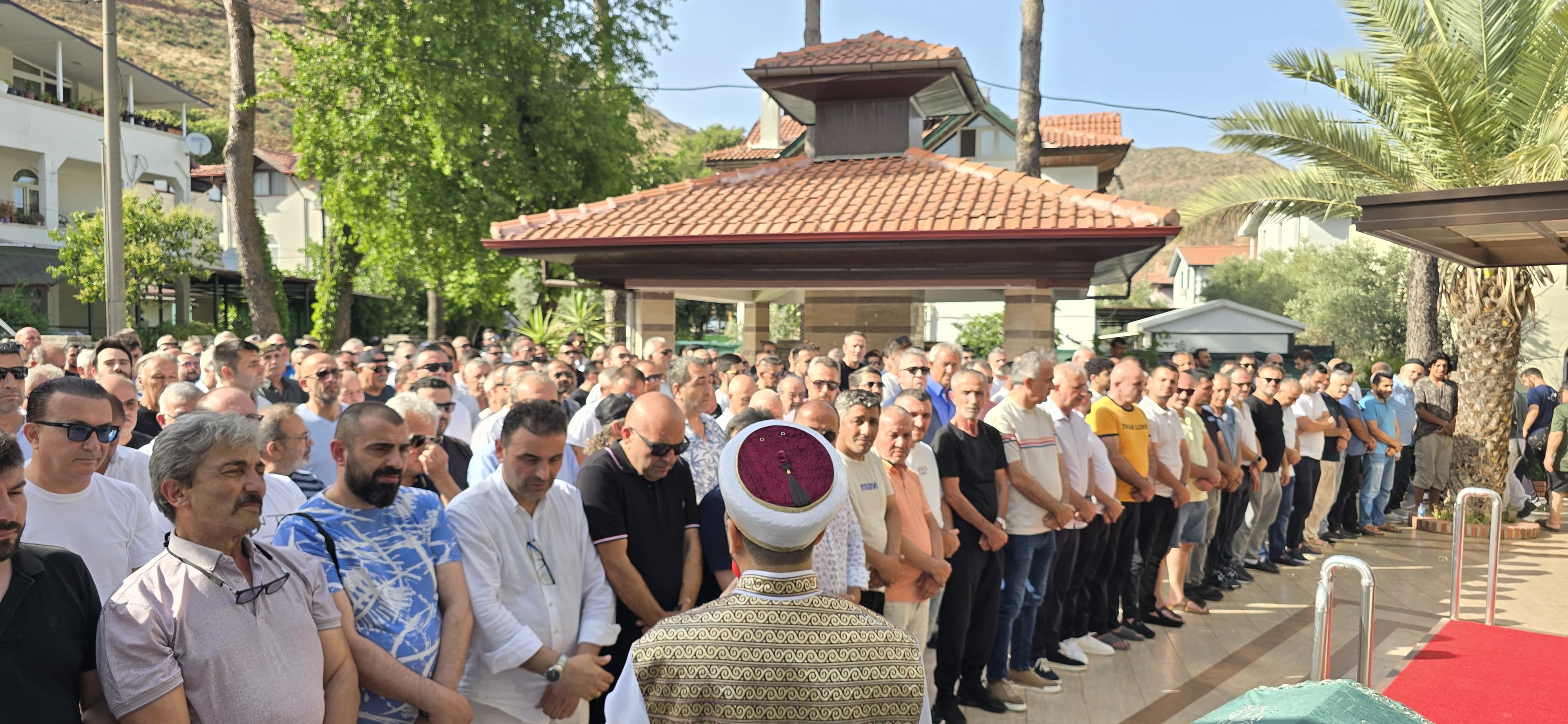 İş insanı Erol Kahveci, babasını İçmeler'de toprağa verdi