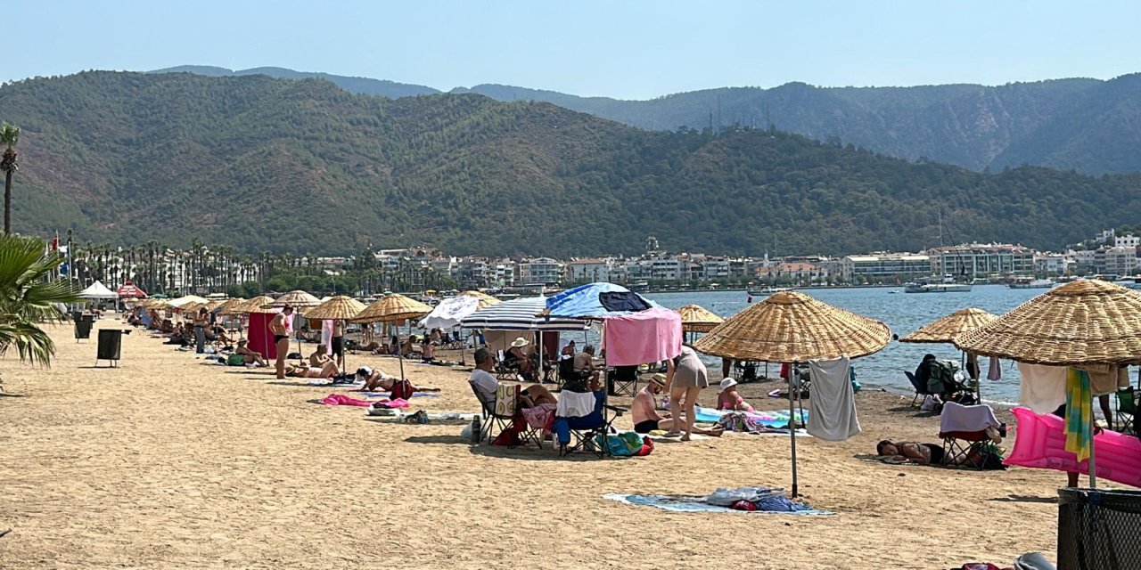 Marmaris'te yaz sıcağı sahilleri doldurdu