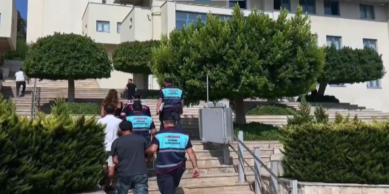 Marmaris'te lüks yatta umut tacirlerine Jandarmadan ve Sahil Güvenlikten büyük darbe