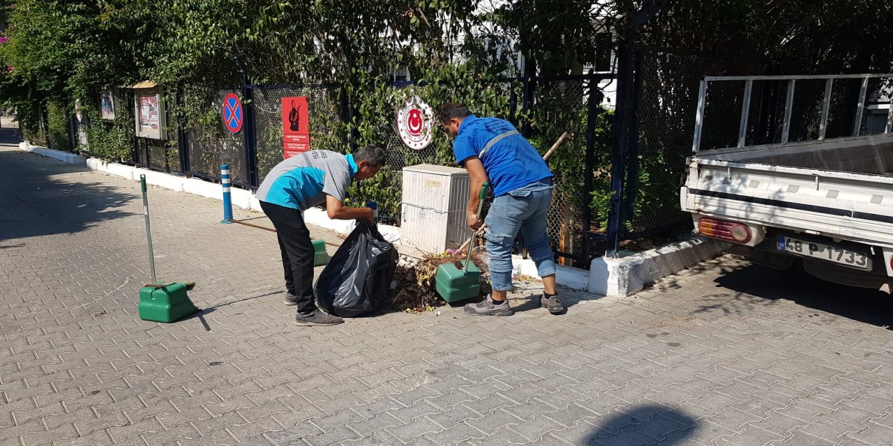 Belediye temizlik işleri personeli daha temiz bir Marmaris için çalışmalara devam ediyor