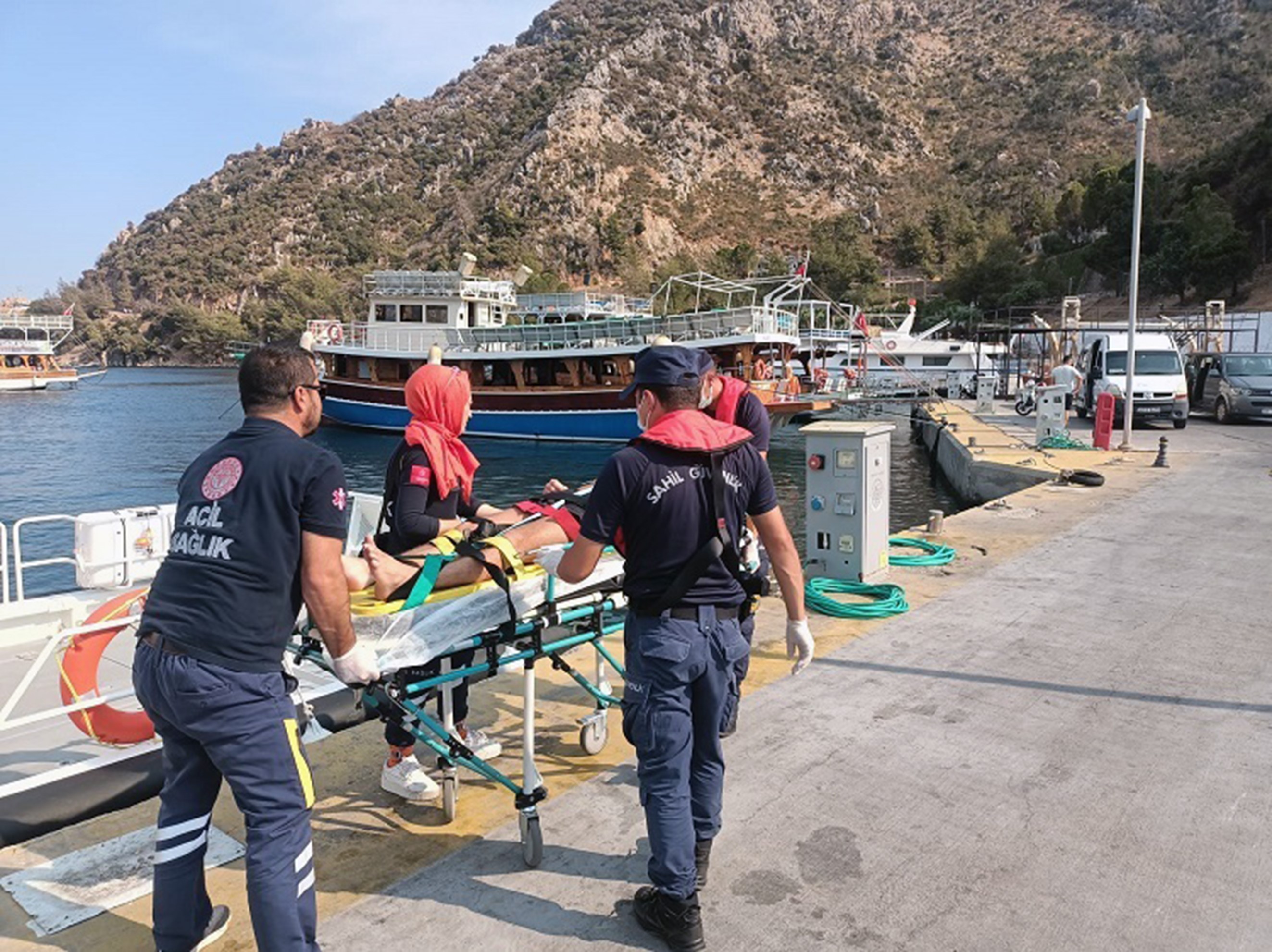 Gezi teknesinde yaralanan turisti Sahil Güvenlik ekipleri alarak ambulansa sevk etti