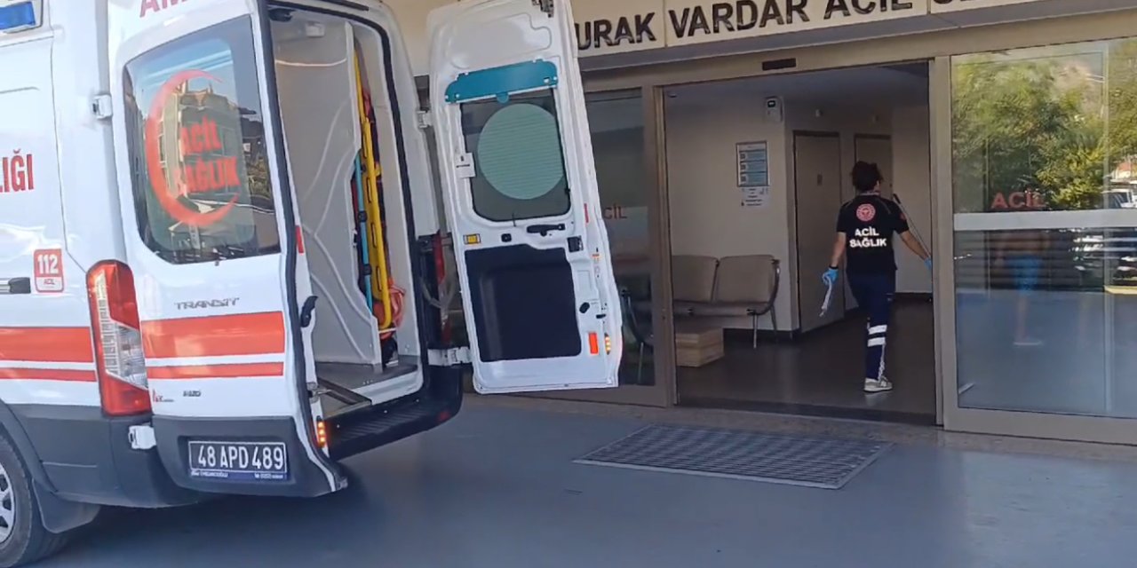 Marmaris açıklarında tekne kayalıklara çarptı