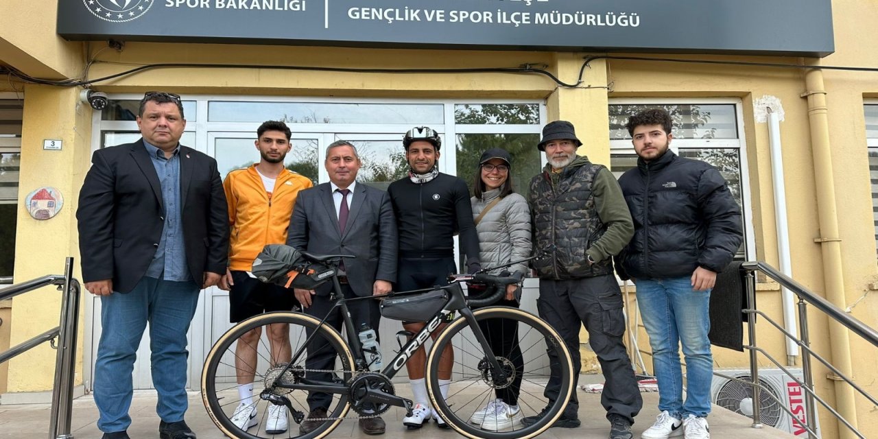 Milli Bisikletçi bu kez depremzede çocuklar için pedal çevirdi