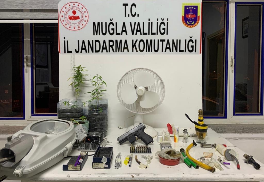 JANDARMA UYUŞTURUCU TACİRİNİ YAKALADI