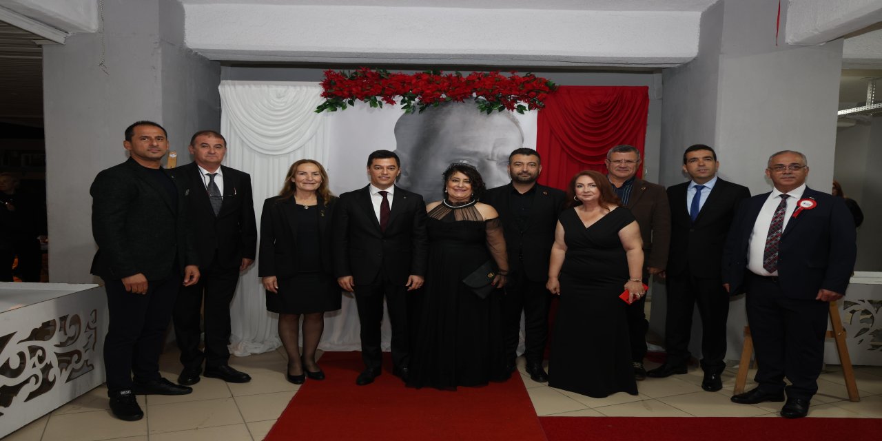 Cumhuriyet sevdalıları balo 'da buluştu