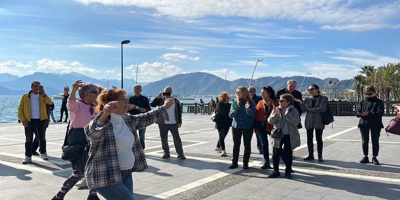 Marmaris Kent Politikaları derneği bu kez halay çekmek için bir araya geldi