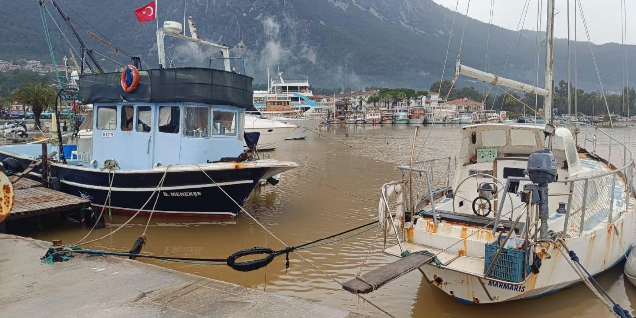 Akyaka’da azmak nehri yine sarardı
