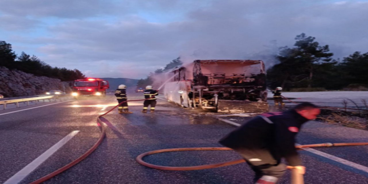 Ula'da servis otobüsünde yangın paniği