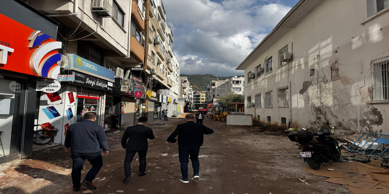 Başkan Ünlü üstü açılan kapalı çarşıda incelemelerde bulundu