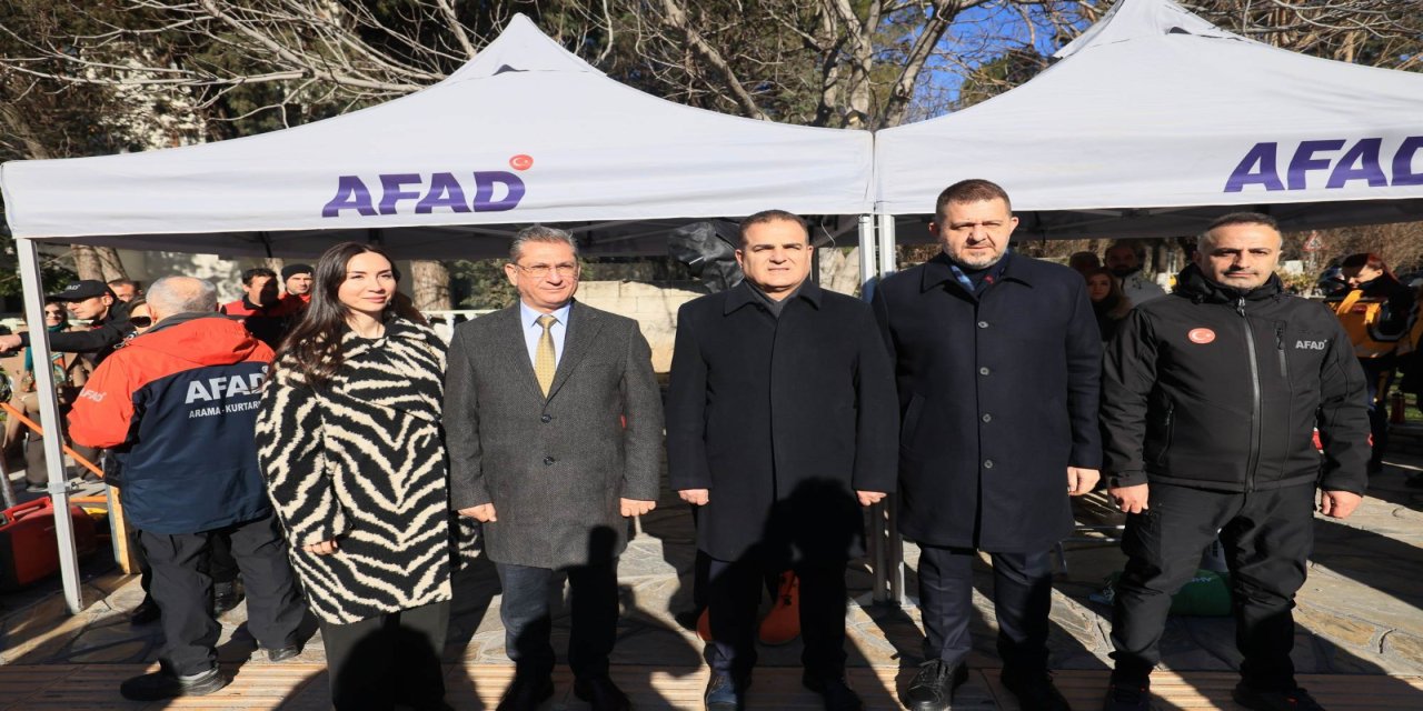Menteşe Sınırsızlık meydanında anma programı düzenlendi