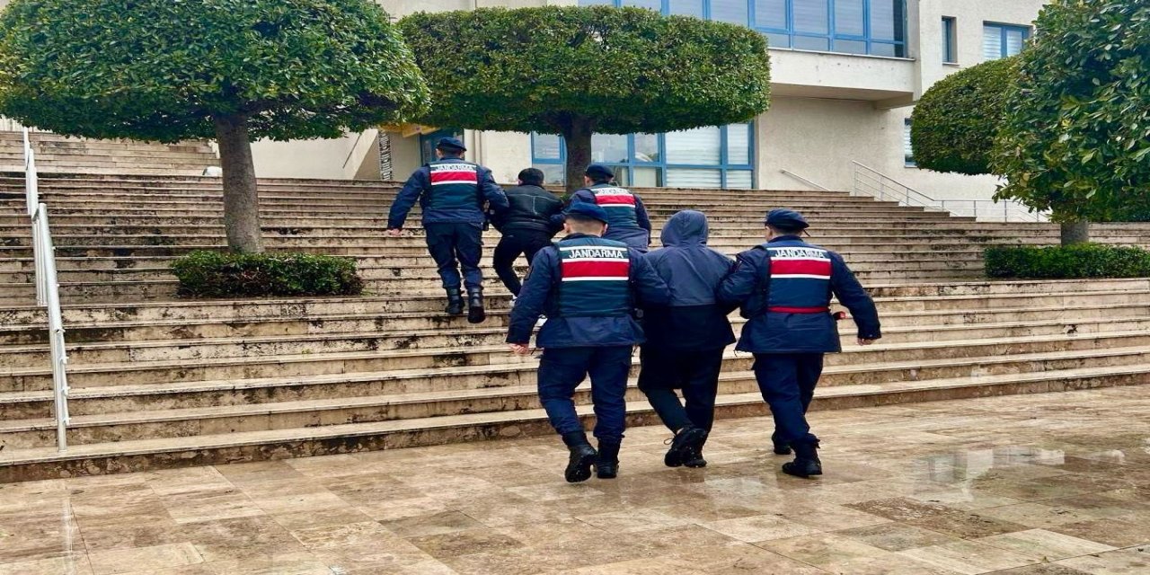 Marmaris'te 15 düzensiz göçmen beraberinde 4 organizatör yakalandı