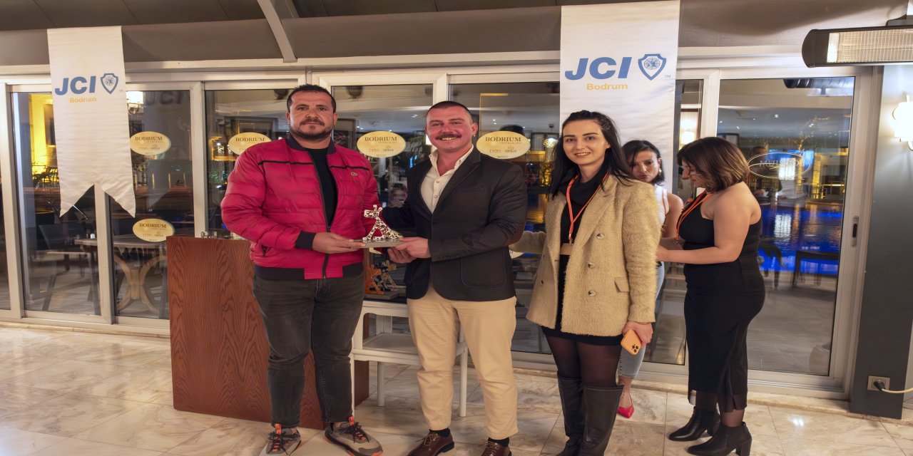 Sanatseverlerden sokak hayvanlarına büyük destek