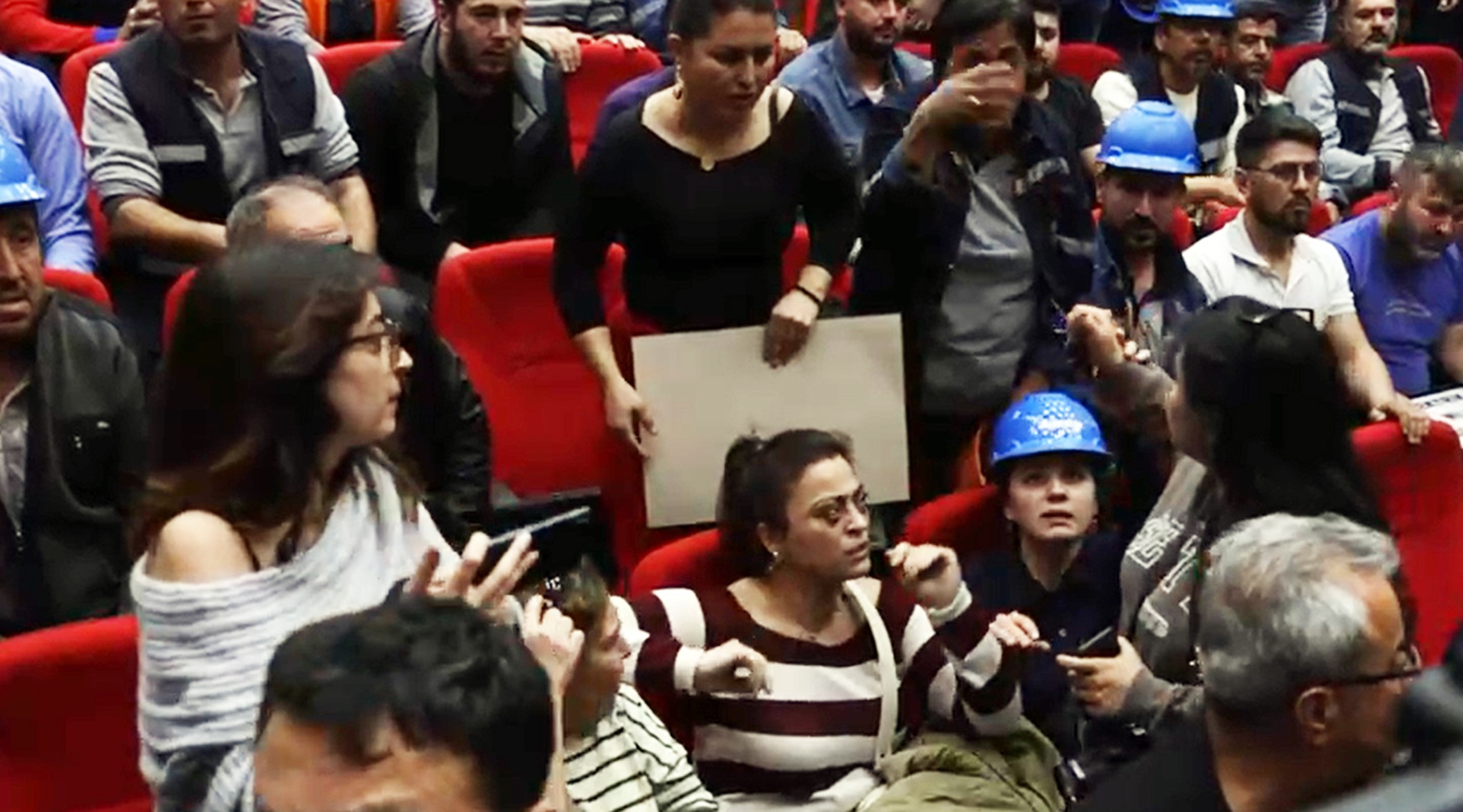 'Hakkımızı aramaya geldik' deyip Yüzlerce kişinin içinde gazeteciye saldırdılar!