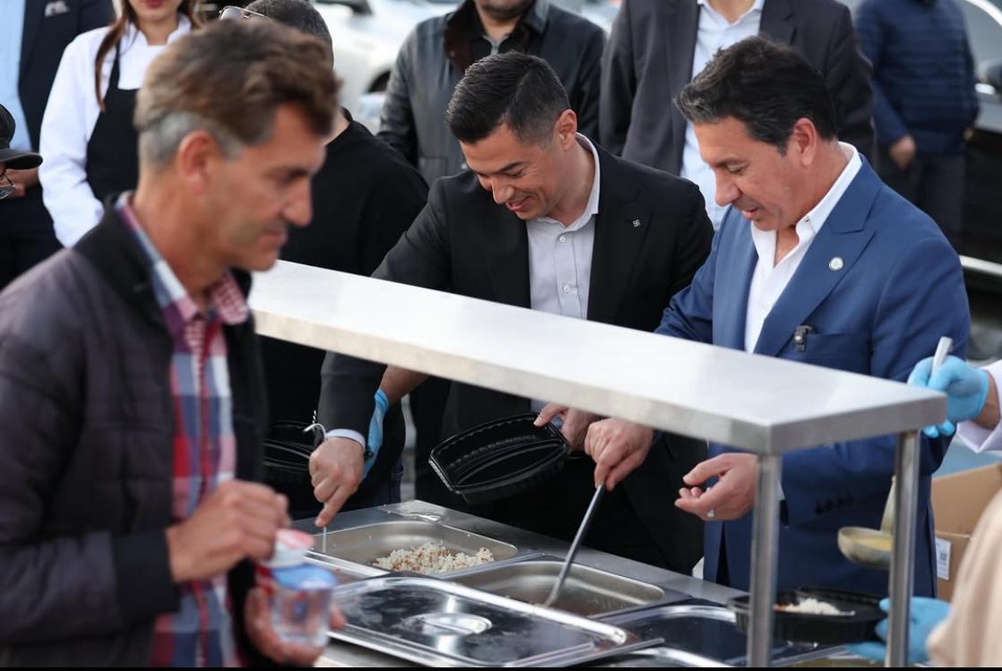 Muğla Büyükşehir Başkanı Aras ve Marmaris Belediye Başkanı Ünlü İftar yemeklerini kendi elleri ile sundu