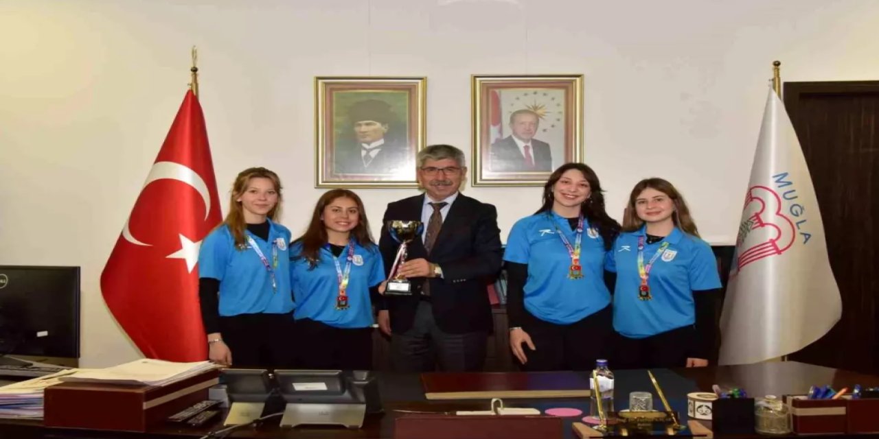 MSKÜ kadın okçuluk takımı Rektör Kaçar'ı ziyaret etti