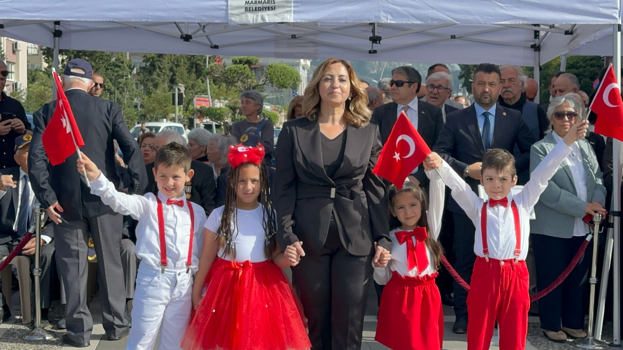 Marmaris’te 23 Nisan kutlamaları çelenk sunma töreni ile başladı