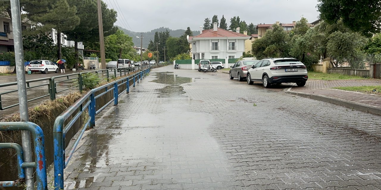 Marmaris’te sağanak yağış etkisini gösteriyor