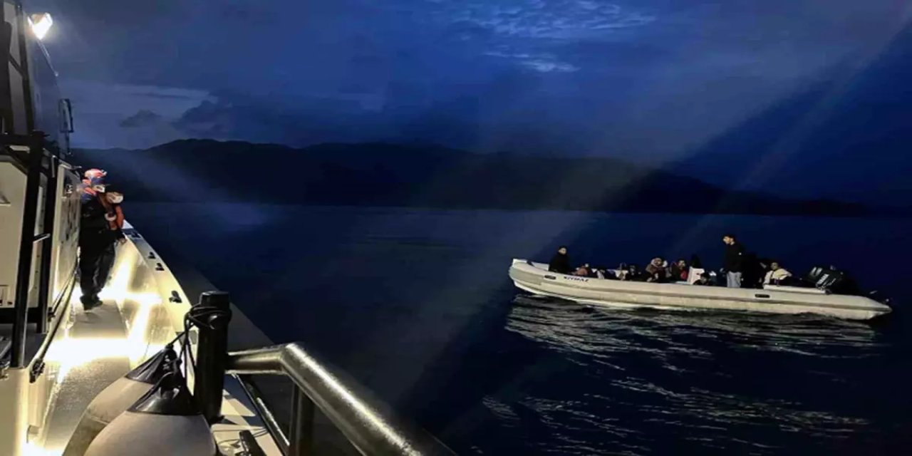 Marmaris'te 12 düzensiz göçmen kurtarıldı