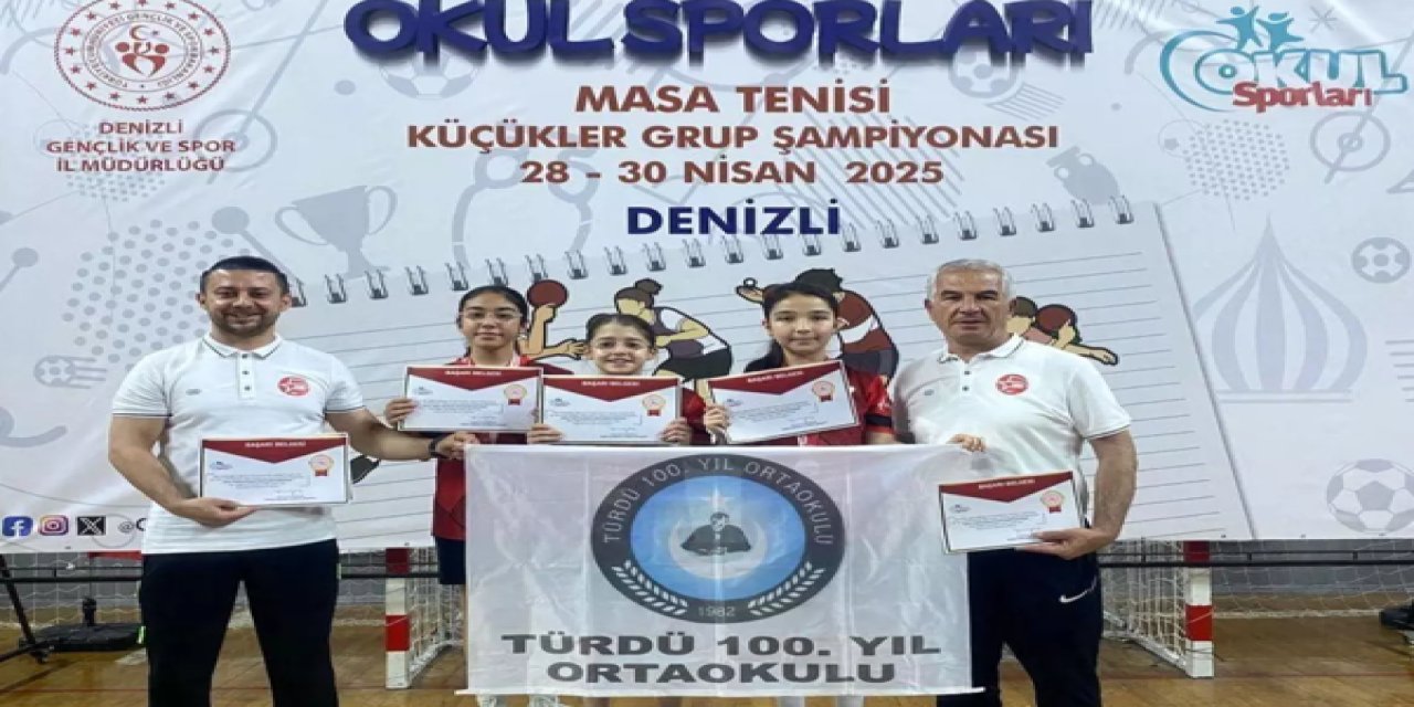 Türdü 100. yıl ortaokulu kız takımı şampiyon
