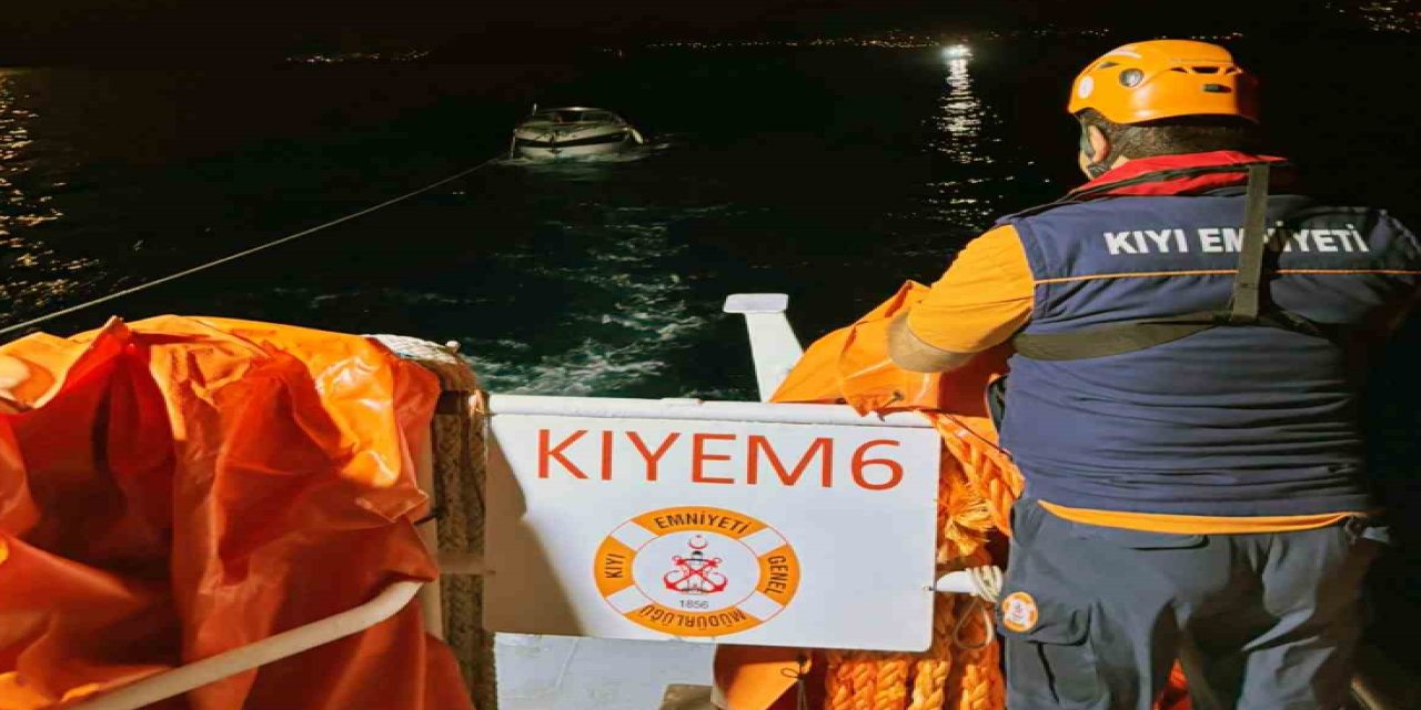 Bodrum açıklarında arızalanan tekneye ekipler müdahale etti