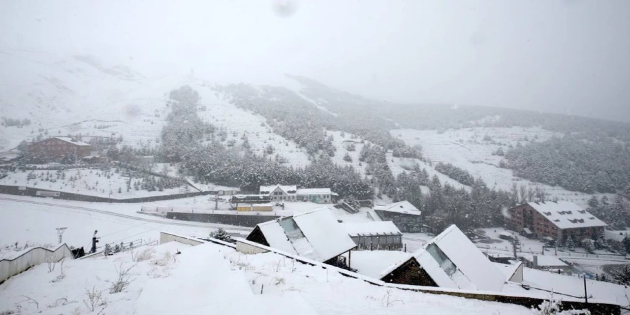 Erzurum'da Mayıs ortasında kar yağdı