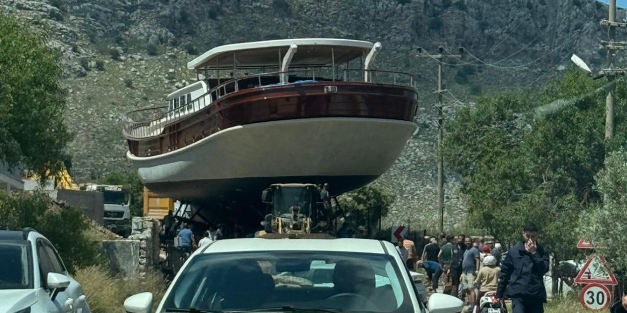Bozburun’da tekneler karayoluyla çekildi, trafik kilitlendi