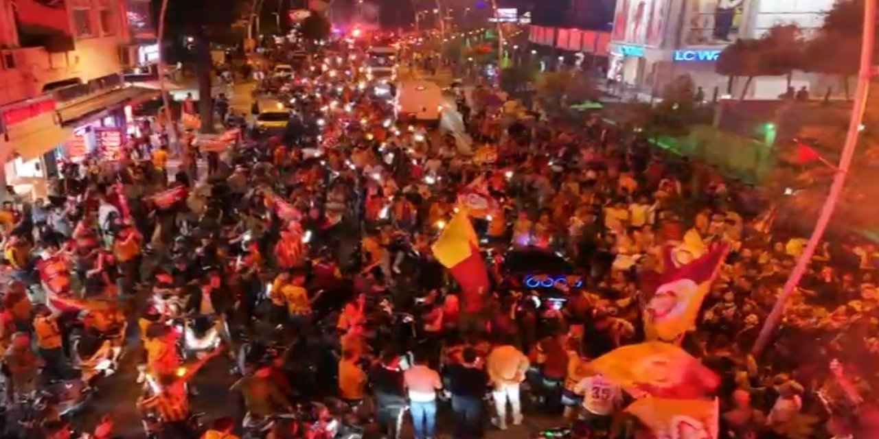 Galatasaray’lı taraftarlar Marmaris’i şölen alanına çevirdi