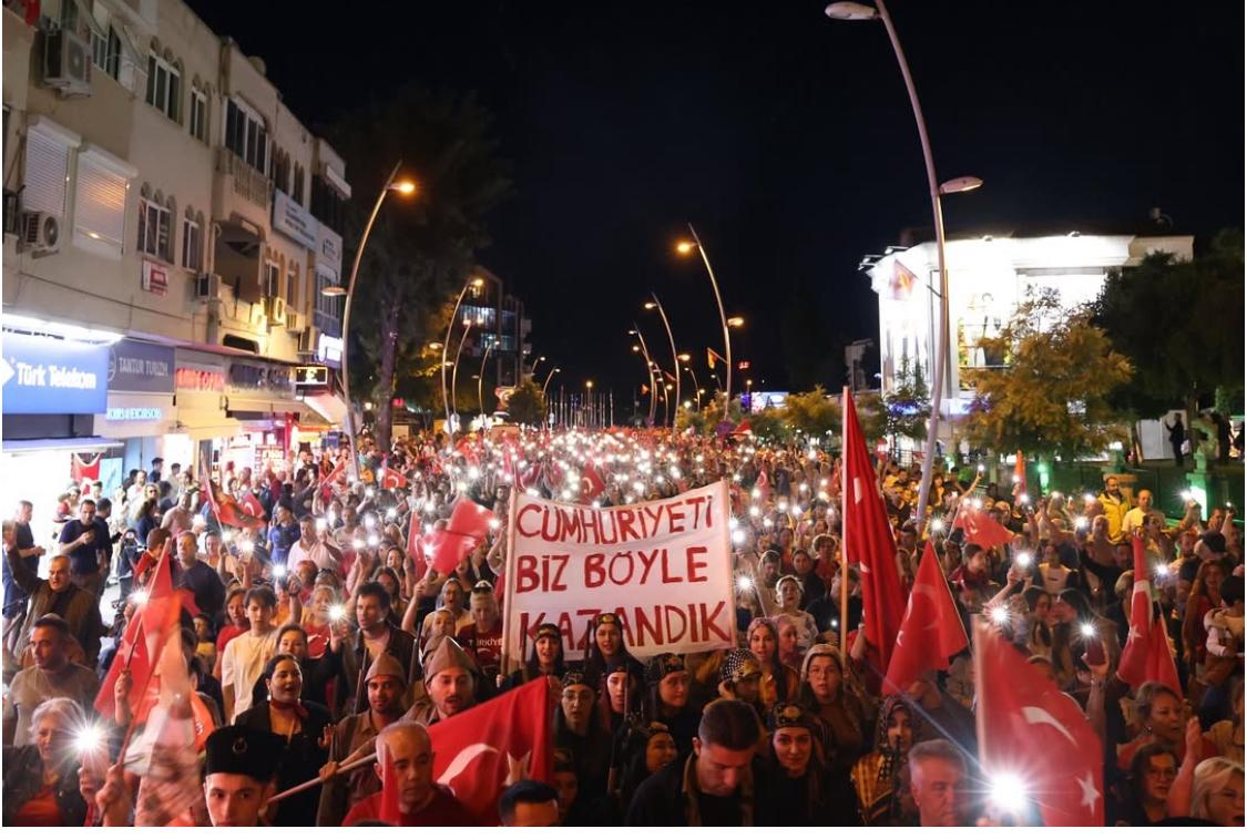 Marmaris’te 19 Mayıs coşkusu fener alayı ve konserle kutlandı