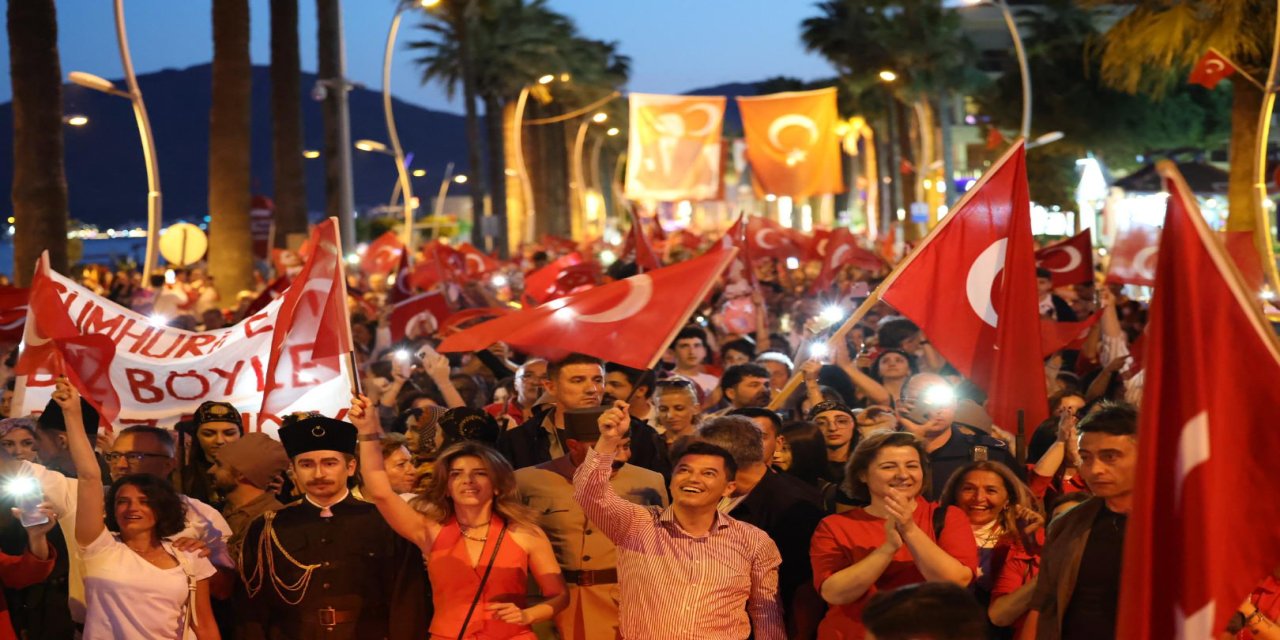 Marmaris'te binlerce kişi 19 Mayıs'ı doyasıya kutladı