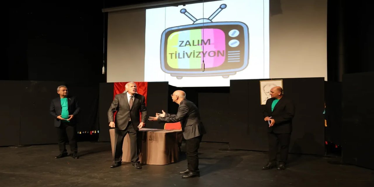 Televizyon Cumhuriyeti tiyatrosu AKM’de sahne aldı