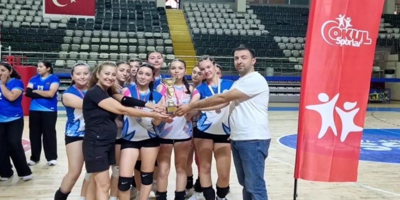 Muğla’da voleybol coşkusu genç sporcular kıyasıya yarıştı