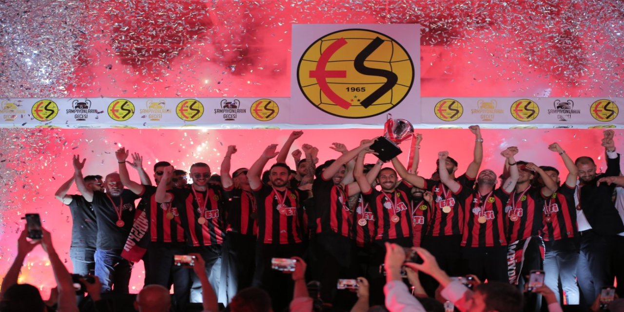 Eskişehirspor şampiyonluğu binlerce taraftarın katılımıyla coşkuyla kutladı