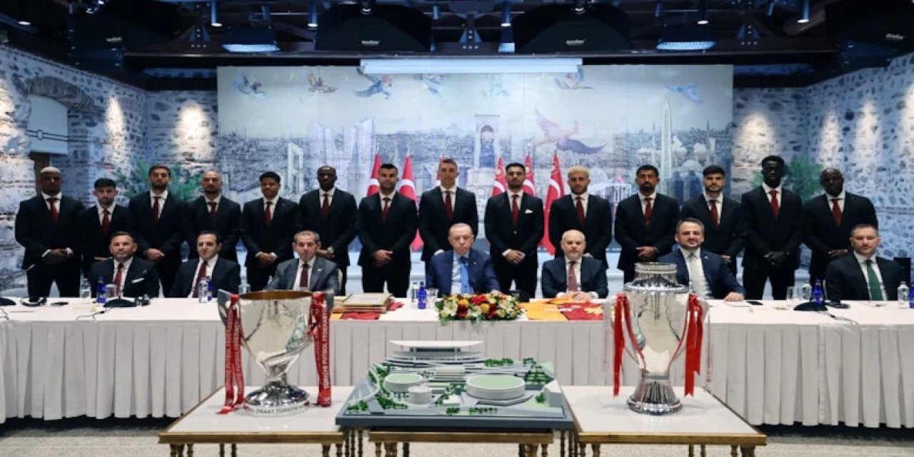 Cumhurbaşkanı Erdoğan, Galatasaray takımı ile bir araya geldi