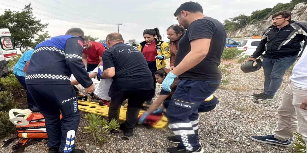 Bodrum'da minibüs ve otobüs çarpıştı 15 kişi yaralandı
